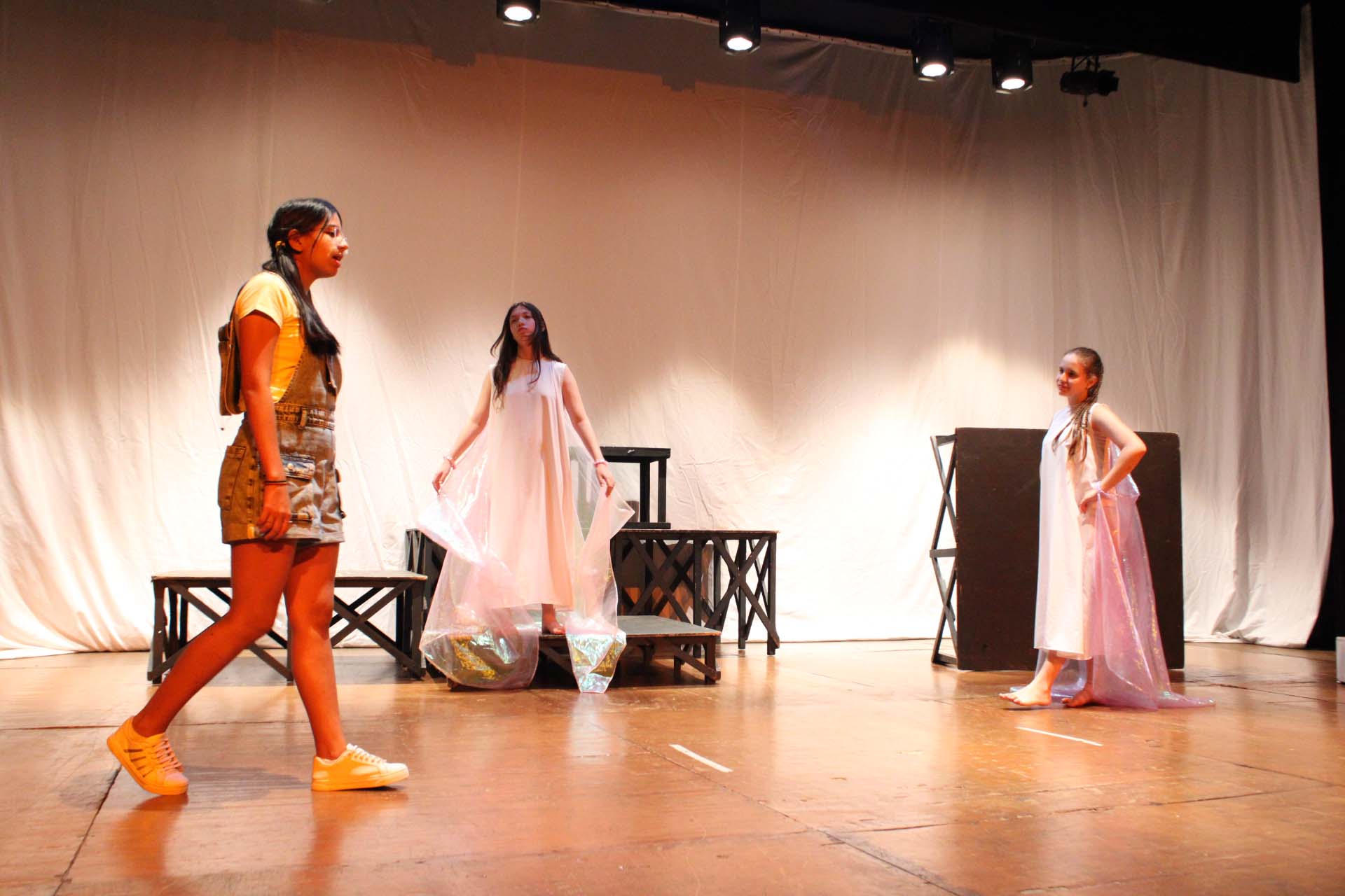 Elenco dos 8ºs anos dão vida à poesia e à liberdade em ‘A Menina e o Vento’”